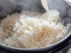 Meski Terdengar Aneh, Anda Bisa Dapatkan 5 Manfaat Kesehatan Ini Jika Menanak Nasi dengan Air Teh