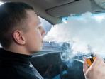 Sangat Berbahaya, Jangan Biasakan Hisap Vape di Mobil Selama Mengemudi   