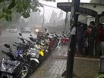 Tempat-tempat yang Tak Boleh Digunakan untuk Berteduh Saat Hujan, Nekat Ini Akibatnya