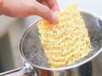 Begini Tips Memasak Mie Instan Agar Kandungan MSG yang Merusak Otak Hilang