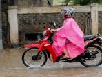 Cek Harga Jas Hujan di Distributor, Hindari Pakai Mantel Kresek saat Naik Motor