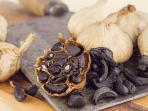 Cobalah Rutin Konsumsi Bawang Hitam Tiap Hari, Selain Bikin Awet Muda, Ini 5 Khasiat Lainnya