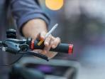 Dilarang Merokok Saat Naik Motor, Nekat Bakal Kena Denda Rp 750.000