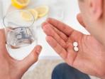 Bahaya Kesehatan Ketika Minum Obat dengan Air Es, Hindari Mulai Sekarang
