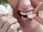 Jangan Panik, Begini Tips Mengusir Bau Mulut Setelah Makan Bawang Putih