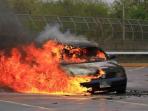 Jangan Panik dan Tetap Tenang, Begini Langkah Ketika Mobil Tiba-tiba Terbakar di Jalan Raya