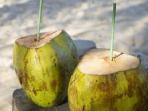 Kekeliruan yang Sering Kita Dengar Seputar Khasiat Air Kelapa