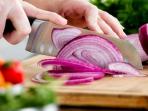Ketahui Yuk, Ini Tips Jitu Mengatasi Sering Menangis saat Mengupas atau Memotong Bawang