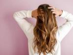 Segera Tinggalkan 3 Kebiasaan Sehari-hari Ini, Ternyata Bisa Merusak Rambut Kita 