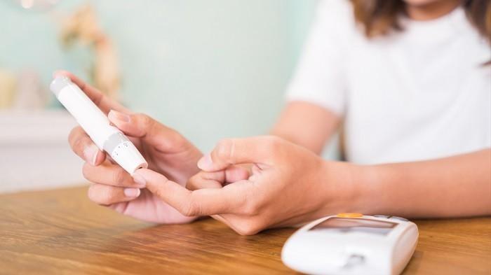 Tak Perlu ke Dokter, Ini Cara Mudah Cek Kadar Gula Darah Sendiri di Rumah