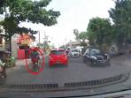 Bahaya, Saat Naik Motor Jangan Menyalip dari Sisi Kiri Mobil atau Truk