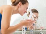Jangan Lagi Lakukan 4 Kesalahan Saat Cuci Muka yang Sering Dilakukan
