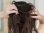 Jangan Lakukan 4 Kebiasaan Sepele Ini saat Rambut Masih Basah