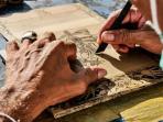 Kerajinan Ukir Daun Lontar Jadi Suvenir Ciri Khas Desa Wisata Tenganan Bali