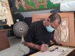 Uniknya Inovasi Kerajinan Relief Kayu Lukis Bakar 3D yang Banyak Diminati Para Pejabat