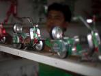 Berawal dari Hobi, Justru Sukses Geluti Usaha Kerajinan Miniatur Sepeda Motor