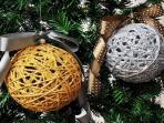 Ini Kreasi Kerajinan Hiasan Bola Natal dari Benang, Begini Caranya
