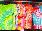 Tertarik dengan Kerajinan Kaus Tie Dye? Cari Tahu Yuk Cara Membuatnya