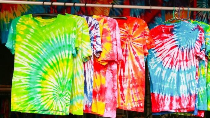 Tertarik dengan Kerajinan Kaus Tie Dye? Cari Tahu Yuk Cara Membuatnya