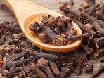 7 Manfaat Kesehatan Rutin Minum Cengkeh dan Air Hangat Tiap Hari