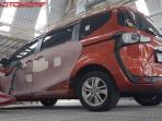 Benarkah Air Hujan Musuh Utama Cat Mobil? Ini Kata Bengkel Spesialis