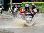Mahal, Segini Estimasi Biaya Servis Sepeda Motor yang Nekat Terjang Banjir