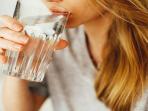 Ini 2 Alasan Penting Kenapa Kita Harus Minum setelah Makan