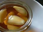Ketahui Yuk, Ini Manfaat Menakjubkan Usai Makan Bawang Putih dan Madu Saat Perut Kosong
