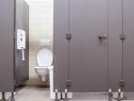 Menghindari Hal 'Horor' Ini, Berikut Sederat Alasan Pintu Toilet Umum Tidak Menyentuh Lantai
