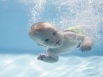 Mom, Ternyata Berenang Memiliki Banyak Manfaat untuk Pertumbuhan Bayi