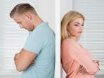 Para Istri Cobalah Peka, Ini 6 Tanda Suami Tak Lagi Bahagia Bersamamu