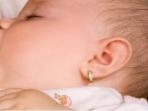 Sering Dilakukan Orangtua di Indonesia, Tindik Telinga pada Bayi Ternyata Memiliki Bahaya Ini