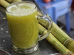 Banyak Dijual di Pinggir Jalan, Kenali 8 Manfaat Kesehatan Minum Air Sari Tebu
