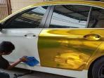 Biar Bodi Tak Baret, Lakukan Tips dan Trik Ini Saat Mencopot Stiker Pada Mobil