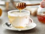 Dapatkan 5 Manfaat Kesehatan Ini dengan Rutin Minum Air Madu Hangat Saat Sahur