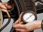 Jangan Asal Pakai Feeling, Pahami Cara Benar Ukur Tekanan Ban Ideal Sepeda Motor agar Tetap Safety Riding