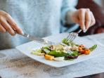 Jangan Lagi Makan Terlalu Cepat, Bisa Picu Tersedak hingga Sebabkan Kematian