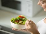 Ternyata 7 Manfaat Ini Bisa Didapat saat Makan Sambil Duduk di Lantai
