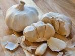Pernahkah Coba Taruh Bawang Putih di Bawah Bantal Sebelum Tidur? Jangan Kaget Lihat Khasiatnya