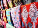 Menilik Sentra Kerajinan Kain Tenun Khas Lombok di Sukarara