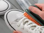 Cara Ampuh Membersihkan Sepatu Kanvas Warna Putih
