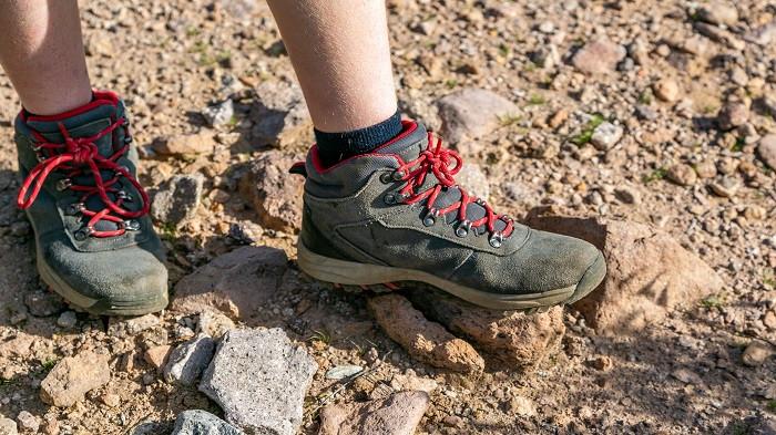 Jangan Jemur di Bawah Terik Matahari, Ini 4 Tips Merawat Sepatu Gunung