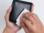Punya Dompet Kulit Tapi Nggak Awet? Begini Cara Merawatnya