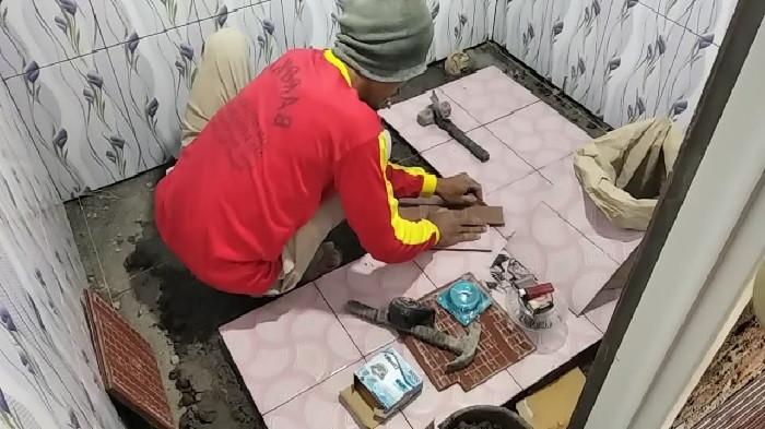 Sering Diabaikan Tukang Bangunan, Ini Cara Memasang Keramik Kamar Mandi yang Benar Tidak Bikin Licin 