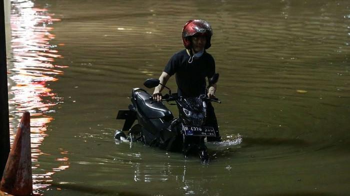 Jangan Asal Libas, Ini Tips Berkendara yang Aman saat Melewati Banjir