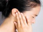 Jangan Sembarangan, Ini Cara Tepat Atasi Telinga Tersumbat secara Alami
