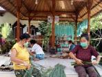 Melihat Kerajinan Anyaman Pandan Sebagai Warisan Leluhur di Desa Tumbu Karangasem 