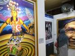 Menilik Keindahan Lukisan Topeng Karya Seniman Asal Kalimantan Selatan