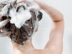 Keramas Tiap Hari Bikin Rambut Cepat Rontok? Cek Faktanya