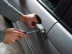 Simak, Begini Cara Mengatasi Kunci Mobil Tertinggal di Kabin 